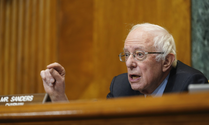 Chủ tịch Ủy ban Ngân sách Thượng viện, Thượng nghị sĩ Bernie Sanders, (Độc Lập-Vermont) trình bày trong phiên điều trần ở Capitol Hill về việc xem xét tiền lương tại các tập đoàn có lợi nhuận lớn ở Hoa Thịnh Đốn, vào ngày 25/02/2021. (Ảnh: Susan Walsh-Pool/Getty Images)