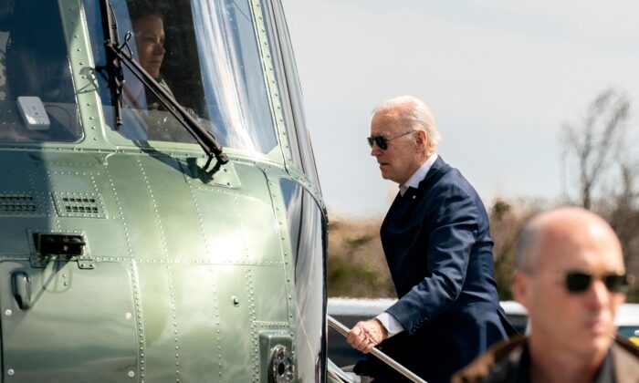 Tổng thống Joe Biden lên chuyên cơ Marine One tại Gordons Pond ở Bãi biển Rehoboth, Delaware, vào ngày 20/03/2022. (Ảnh: Stefani Reynolds/AFP qua Getty Images)