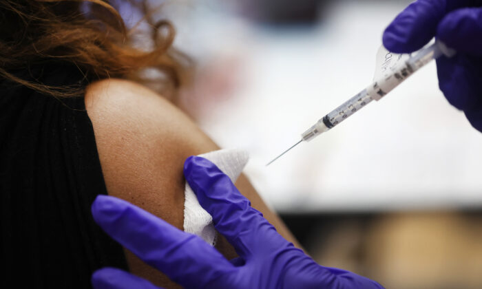 Một y tá chích một mũi bổ sung ngừa COVID-19 cho một người tại một bệnh viện ở Hines, Illinois, vào ngày 01/04/2022. (Ảnh: Scott Olson/Getty Images)