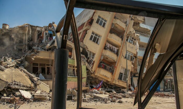Một tòa nhà bị phá hủy đổ nghiêng sang nhà bên cạnh sau trận động đất ở Samandag, miền nam Thổ Nhĩ Kỳ, hôm 22/02/2023. (Ảnh: Emrah Gurel/AP Photo)