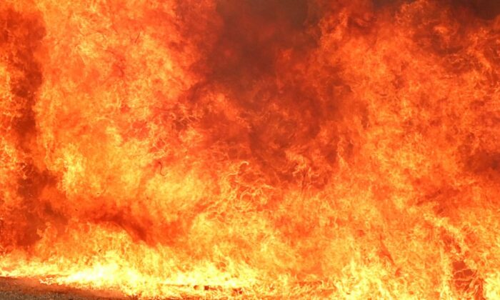 Một đám cháy được nhìn thấy trong một bức ảnh do nhiếp ảnh gia tự chụp. (Ảnh: Mario Tama/Getty Images)