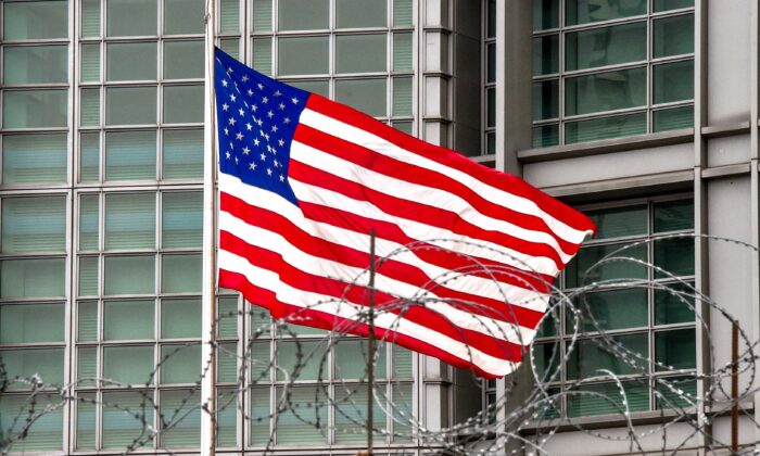 Quốc kỳ Hoa Kỳ tung bay trong khu vực của đại sứ quán Hoa Kỳ tại Moscow vào ngày 02/04/2018. (Ảnh: Vasily Maximov/AFP qua Getty Images)