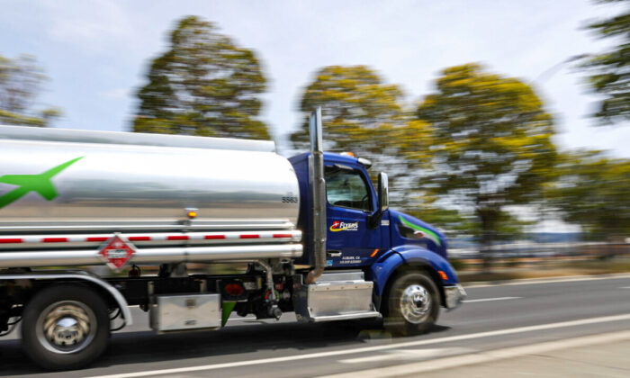 Một chiếc xe tải chở xăng chạy dọc một con đường ở Richmond, California, hôm 02/05/2022. (Ảnh: Justin Sullivan/Getty Images)