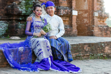 Một trường hợp nghiên cứu về luân hồi cho thấy, một cặp vợ chồng người Myanmar sinh cùng ngày cùng tháng cùng năm đã đầu thai thành anh em sinh đôi, tiếp nối tiền duyên. Ảnh chụp một cặp đôi người Myanmar trong trang phục truyền thống, không liên quan đến bài viết này. (Ảnh: Shutterstock)