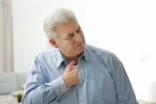 COVID có liên quan đến bệnh tim và cả những cục máu đông bất thường. Những thứ này đều có thể gây đau ngực. (Shutterstock)