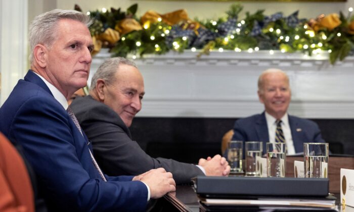 Chủ tịch Hạ viện Hoa Kỳ Kevin McCarthy tại một cuộc gặp với Tổng thống Joe Biden (phải) và Thượng nghị sĩ Chuck Schumer (giữa) tại Tòa Bạch Ốc ở Hoa Thịnh Đốn hôm 29/11/2022. (Ảnh: Kevin Dietsch/Getty Images)