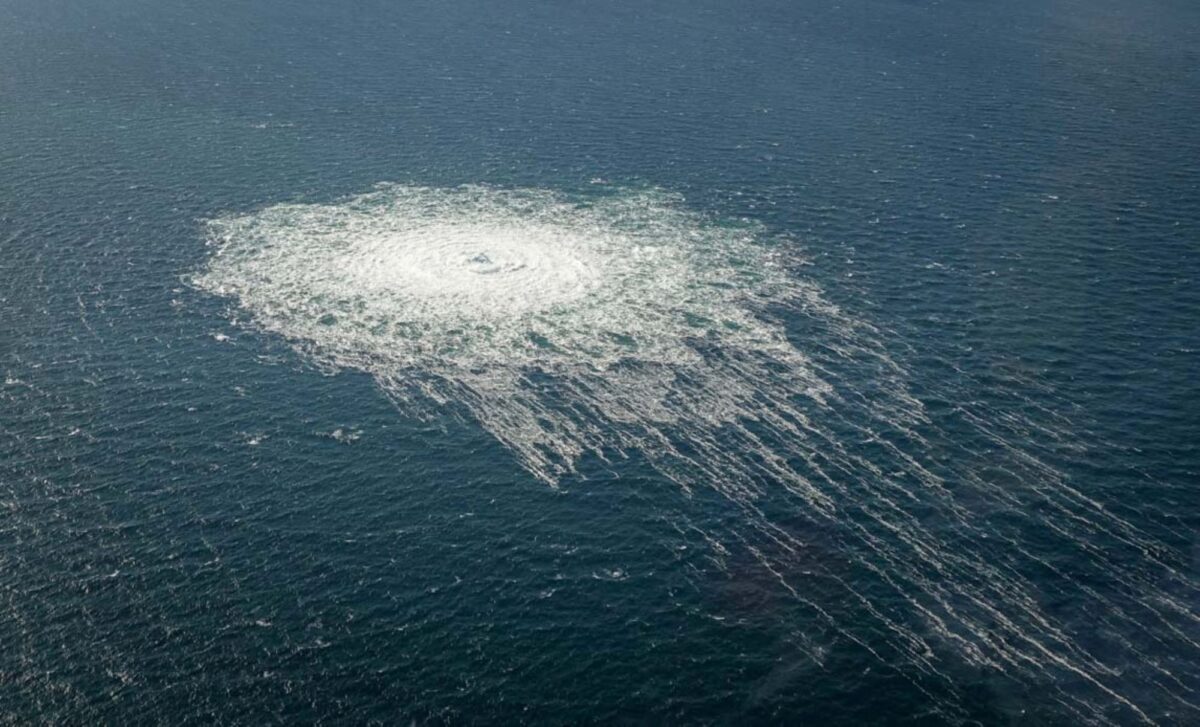 Các bong bóng khí đốt từ đường ống Nord Stream 2 rò rỉ lên bề mặt Biển Baltic trong khu vực gần Bornholm, Đan Mạch, hôm 27/09/2022. (Ảnh: Bộ Tư lệnh Quốc phòng Đan Mạch/Ảnh phát hành qua Reuters)