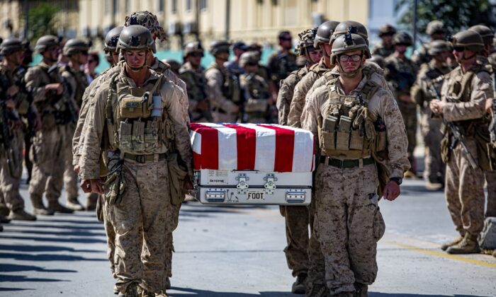 Những binh sĩ Hoa Kỳ làm người hộ tang cho các quân nhân đã thiệt mạng trong các chiến dịch tại Phi trường Quốc tế Hamid Karzai ở Kabul, Afghanistan, vào ngày 27/08/2021. (Ảnh: Thủy quân lục chiến Hoa Kỳ/Trung úy Mark Andries thứ nhất qua Reuters)