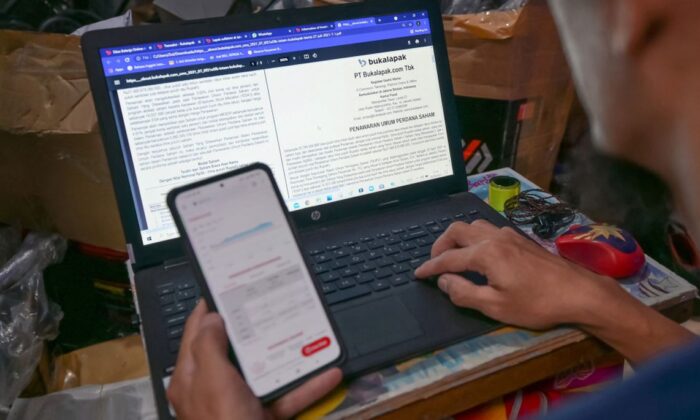 Một bức ảnh tư liệu cho thấy một người đàn ông đang sử dụng máy điện toán xách tay có hệ điều hành Microsoft Windows. (Ảnh: BAY ISMOYO/AFP qua Getty Images)
