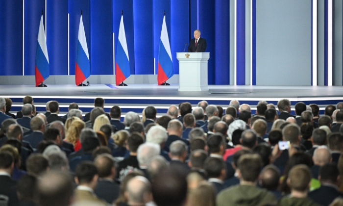 Tổng thống Nga Vladimir Putin đọc Thông điệp Quốc gia thường niên tại Trung tâm Hội nghị Gostiny Dvor ở trung tâm Moscow hôm 21/02/2023. (Ảnh: Ramil Sitdikov/Sputinik/AFP qua Getty Images)