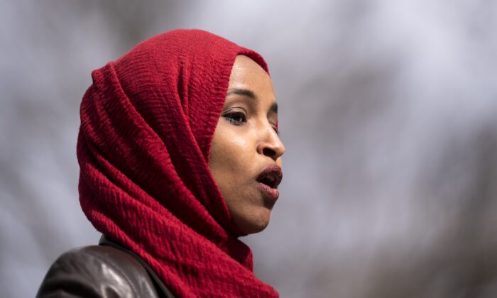 Dân biểu Ilhan Omar (Dân Chủ-Minnesota) trình bày tại Trung tâm Brooklyn, Minnesota, vào ngày 20/04/2021. (Ảnh: Stephen Maturen/Getty Images)