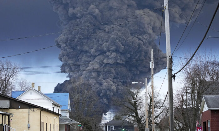 Một chùm khói đen bốc lên bầu trời ở East Palestine, Ohio, là kết quả của một vụ nổ có kiểm soát trên một phần đoàn tàu Norfolk Southern bị trật bánh, hôm 06/02/2023. (Ảnh: Gene J. Puskar/AP)