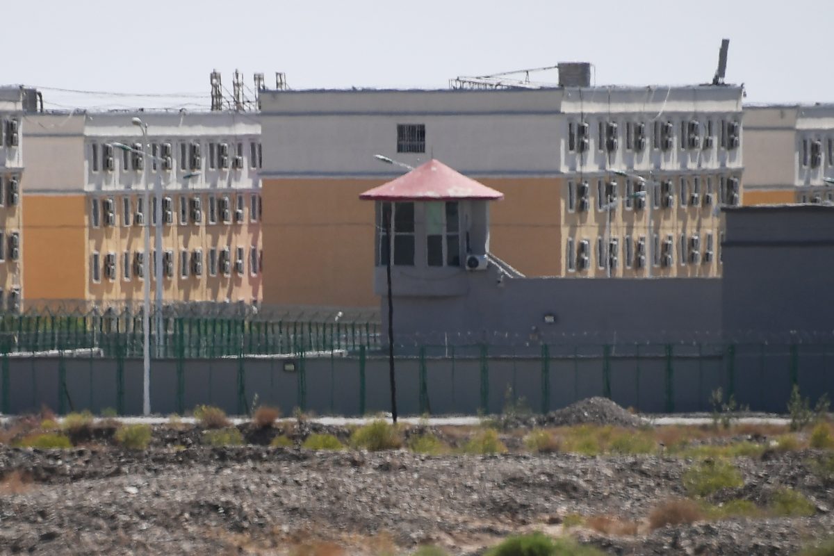 Một cơ sở được cho là một trại cải tạo nơi giam giữ hầu hết các dân tộc thiểu số theo đạo Hồi, ở Artux, phía bắc Kashgar thuộc vùng Tân Cương phía tây Trung Quốc, vào ngày 02/06/2019. (Ảnh: Greg Baker/AFP/Getty Images)