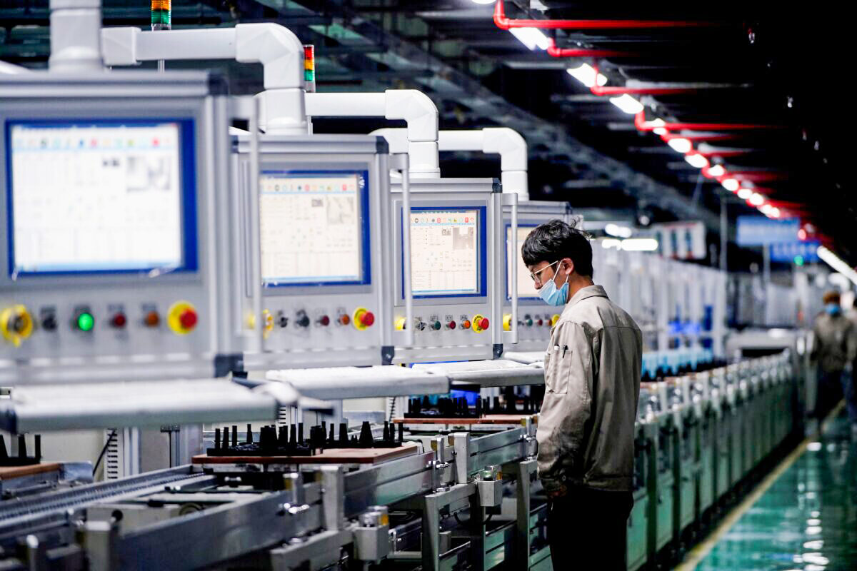 Một nhân viên làm việc trên dây chuyền sản xuất của nhà sản xuất pin xe điện (EV) Octillion ở Hợp Phì, tỉnh An Huy, Trung Quốc, hôm 30/03/2021. (Ảnh: Aly Song/Reuters)