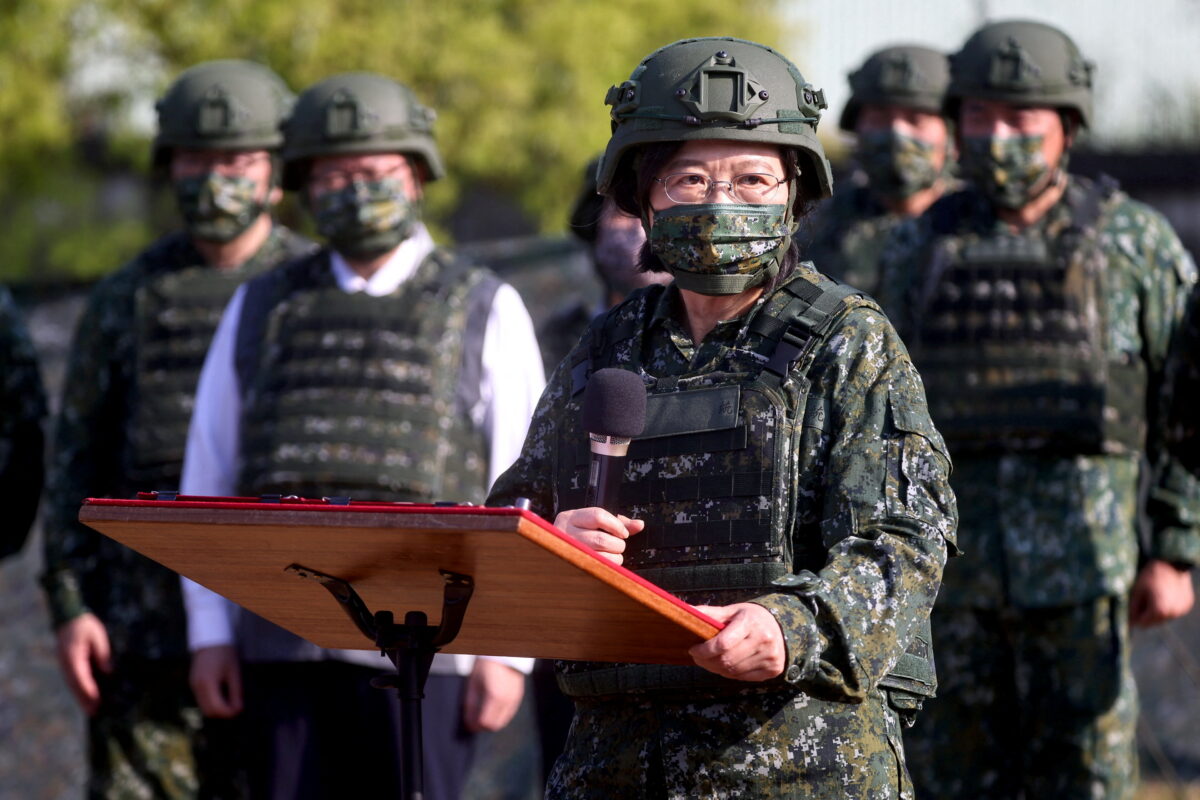 Tổng thống Đài Loan Thái Anh Văn (Tsai Ing-wen) thăm quân nhân dự bị trong một khóa huấn luyện ở Nam Thế Phố, Đài Loan, hôm 12/03/2022. (Ảnh: Ann Wang/Reuters)