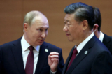 Tổng thống Nga Vladimir Putin nói chuyện với Chủ tịch Trung Quốc Tập Cận Bình trước một cuộc họp khuôn khổ mở rộng gồm những lãnh đạo các quốc gia thành viên của Tổ chức Hợp tác Thượng Hải (SCO) tại Samarkand, Uzbekistan vào ngày 16/09/2022. (Ảnh: Sputnik/Sergey Bobylev/Pool qua Reuters)