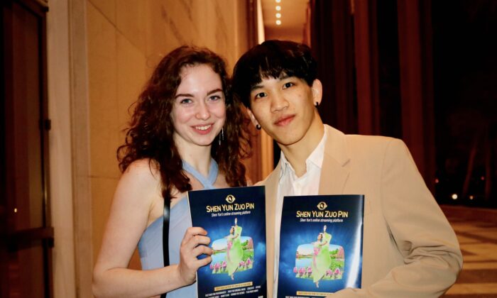 Anh Jie-Siou Wu và cô Abigail Brent tại chương trình Nghệ thuật Biểu diễn Shen Yun ở Nhà hát Opera Trung tâm Kennedy hôm 28/01 (Ảnh: Jenny Jing/The Epoch Times)