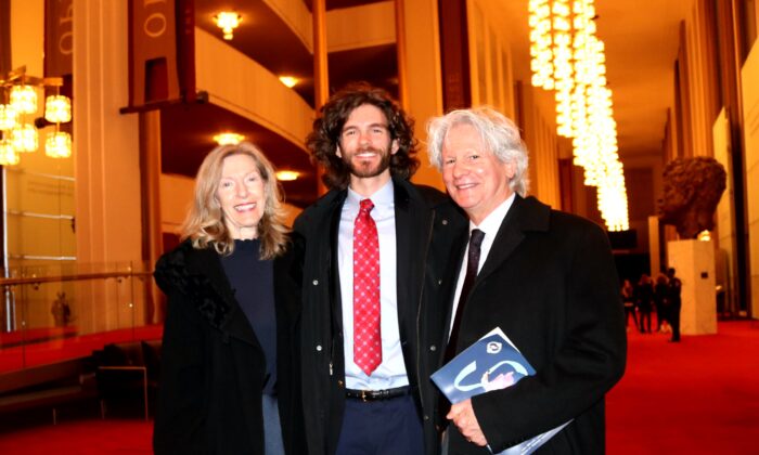 Ông John và bà Kathryn Locke cùng với con trai John Edgar tham dự Nghệ thuật Biểu diễn Shen Yun tại Nhà hát Opera Trung tâm Kennedy hôm 28/01/2023 (Ảnh: Jenny Jing/The Epoch Times)
