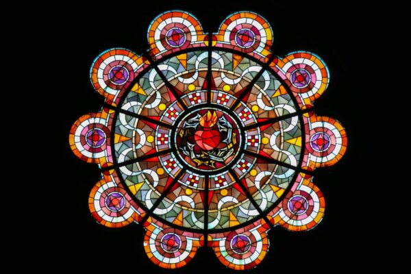 Ô cửa sổ kính màu quan trọng nhất trong vương cung thánh đường này tượng trưng cho Thánh Tâm của Chúa Jesus nằm ngay chính giữa. Cửa sổ hình tròn được thiết kế với các vòng tròn màu đỏ nằm bên ngoài, và các mảng thiết kế phức tạp bao quanh hình ảnh trung tâm. Ở chính giữa ô cửa sổ này là thánh tâm của Chúa Jesus được khắc họa bằng màu đỏ. (Ảnh: jorisvo/Shutterstock)