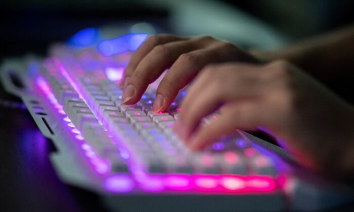 Một thành viên của nhóm xâm nhập dữ liệu Liên minh Tin tặc Đỏ (Red Hacker Alliance) sử dụng máy điện toán tại văn phòng của nhóm này ở Đông Quan, tỉnh Quảng Đông, Trung Quốc, vào ngày 04/08/2020. (Ảnh: Nicolas Asfouri/AFP qua Getty Images)