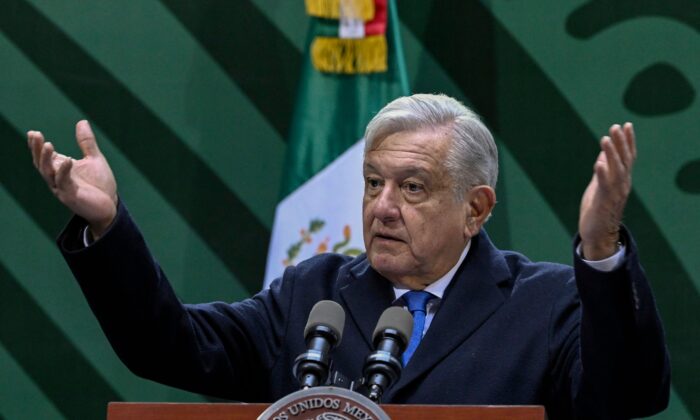 Tổng thống Mexico Andres Manuel Lopez Obrador biểu lộ cử chỉ trong một cuộc họp báo ở Thành phố Mexico hôm 20/01/2023. (Ảnh: Alfredo Estrella/AFP qua Getty Images)