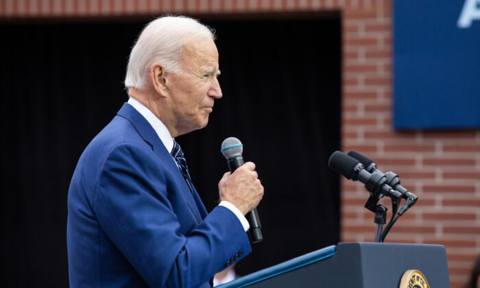Tổng thống Joe Biden nói tại Irvine, California, vào ngày 14/10/2022. (Ảnh: John Fredricks/The Epoch Times)