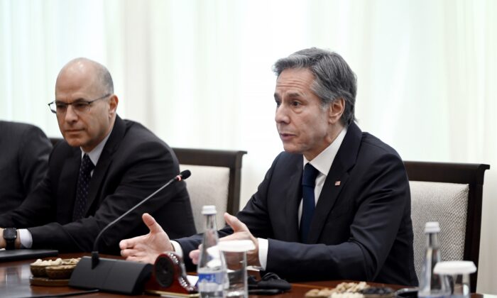 Ngoại trưởng Hoa Kỳ Antony Blinken trình bày trong một cuộc họp với Quyền Ngoại trưởng Uzbekistan Bakhtiyor Saidov tại Thư viện Quốc gia ở Tashkent, Uzbekistan, hôm 01/03/2023. (Ảnh: Olivier Douliery/Pool Photo qua AP)
