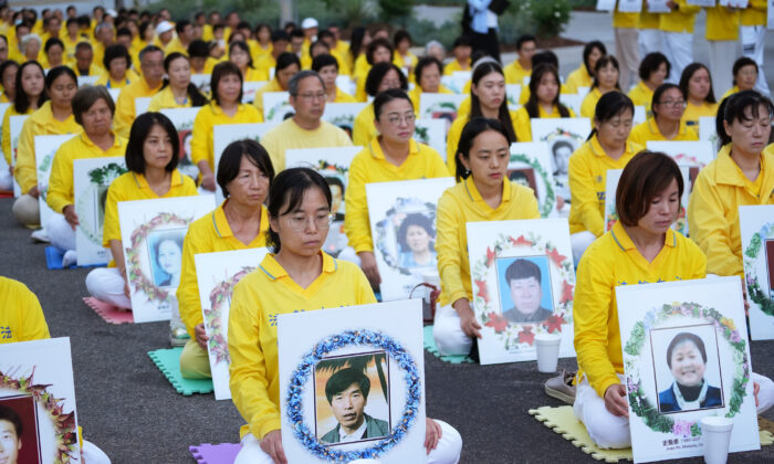 Các học viên Pháp Luân Công tổ chức một buổi thắp nến tưởng niệm trước Lãnh sự quán Trung Quốc để đánh dấu 23 năm cuộc bức hại của Đảng Cộng sản Trung Quốc tại Los Angeles vào ngày 28/07/2022. (Ảnh: Debora Cheng/The Epoch Times)