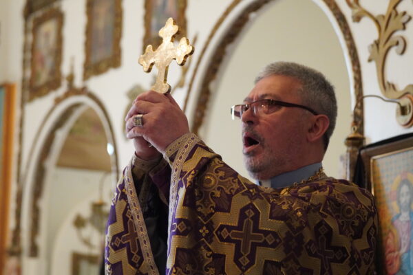 Một linh mục thực hiện nghi thức thánh lễ tại Nhà thờ Giáo hội Chính thống Ukraine St. Mary’s Protectress ở Phoenix, hôm 12/03/2023. (Ảnh: Allan Stein/The Epoch Times)
