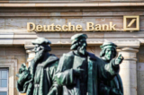 Logo của Deutsche Bank tại một trong các chi nhánh của nhà băng này ở Frankfurt am Main, miền tây nước Đức hôm 04/02/2021. (Ảnh: Armando Babani/AFP/Getty Images)