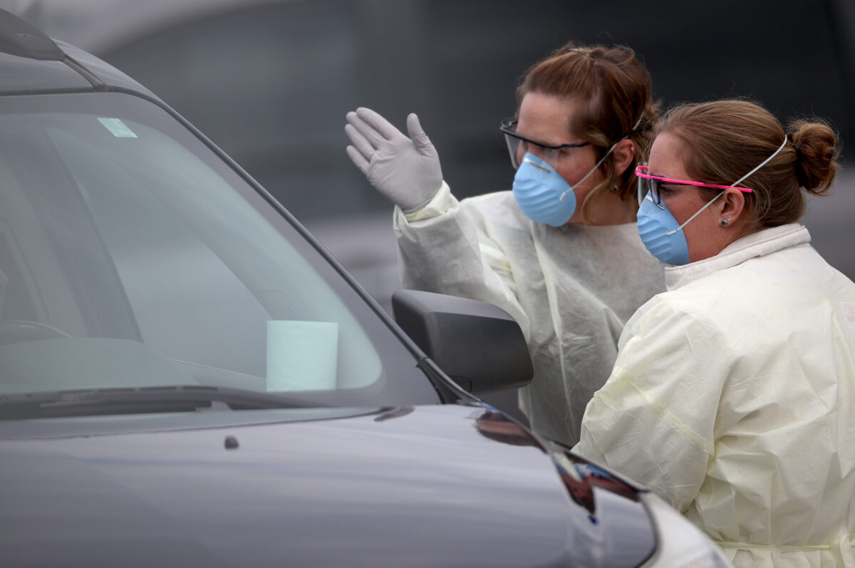 Các y tá sàng lọc bệnh nhân để xét nghiệm COVID-19 tại một địa điểm lái xe bên ngoài Bệnh viện Medstar St. Mary ở Leonardtown, Maryland, vào ngày 17/03/2020. (Ảnh: Win McNamee/Getty Images)