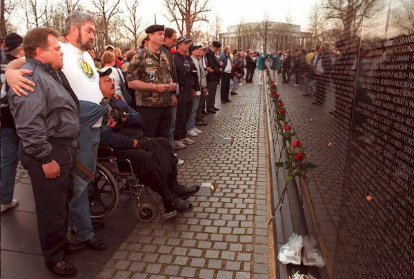 Các cựu chiến binh trong chiến tranh Việt Nam tề tựu tại Đài tưởng niệm Chiến tranh Việt Nam ở Hoa Thịnh Đốn để kỷ niệm 20 năm kết thúc Chiến tranh Việt Nam, ngày 08/04/1995. (Ảnh: Joyce Naltchayan/AFP/Getty Images)