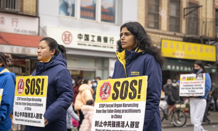 Các học viên Pháp Luân Công đi bộ trong một cuộc diễn hành ở Brooklyn, New York, thu hút sự chú ý đối với cuộc bức hại đức tin của chính quyền Trung Quốc nhắm vào các học viên này hôm 26/02/2023. (Ảnh: Chung I Ho/The Epoch Times)