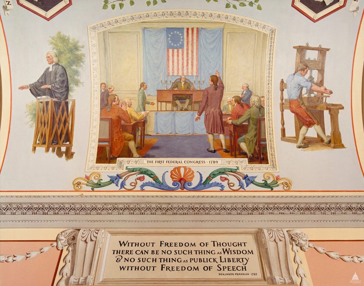 Vào năm 1789, phiên họp đầu tiên của Quốc hội liên bang đã thông qua 10 tu chính án đầu tiên cho Hiến Pháp, được biết đến là Đạo luật Nhân quyền. Trong bức tranh tường ở giữa (từ trái sang phải): ông James Madison (người đang đứng), chủ tịch Hạ viện Frederick Muhlenberg (người đang ngồi), ông Elbridge Gerry (người đang đứng, gần phía độc giả), và ông Fisher Ames (người đang đứng trong góc). Tác phẩm “The First Federal Congress, 1789” (Phiên họp đầu tiên của Quốc hội liên bang, năm 1789) của họa sĩ Allyn Cox, năm 1973-1974. Tranh sơn dầu trên vải canvas. Hành lang Great Experiment Hall tại Capitol Hill, thủ đô Hoa Thịnh Đốn. (Ảnh: Tài sản công)