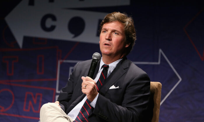 Người dẫn chương trình của Fox News, ông Tucker Carlson nói chuyện trên sân khấu tại hội nghị Politicon 2018, Trung tâm Hội nghị Los Angeles vào ngày 21/10/2018. (Ảnh: Rich Polk/Getty Images cho Politicon)
