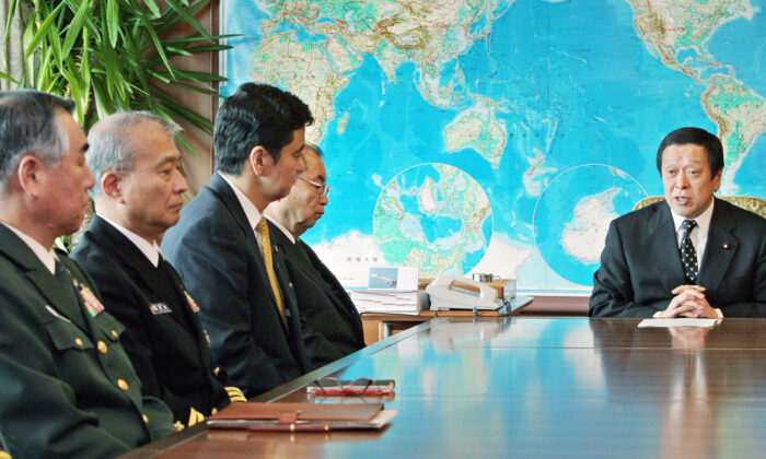 Bộ trưởng Quốc phòng Nhật Bản Yasukazu Hamada (Phải) nói chuyện với các sĩ quan thuộc Lực lượng Phòng vệ Biển Nhật Bản (Trái) tại Bộ Quốc phòng ở Tokyo vào ngày 28/01/2009. (Ảnh: AFP/AFP qua Getty Images)