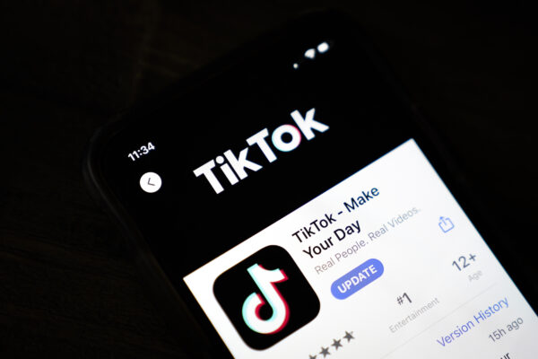 Trang tải xuống của ứng dụng TikTok được hiển thị trên một chiếc iPhone của Apple ở thủ đô Hoa Thịnh Đốn, ngày 07/08/2020. (Ảnh: Drew Angerer/Getty Images)