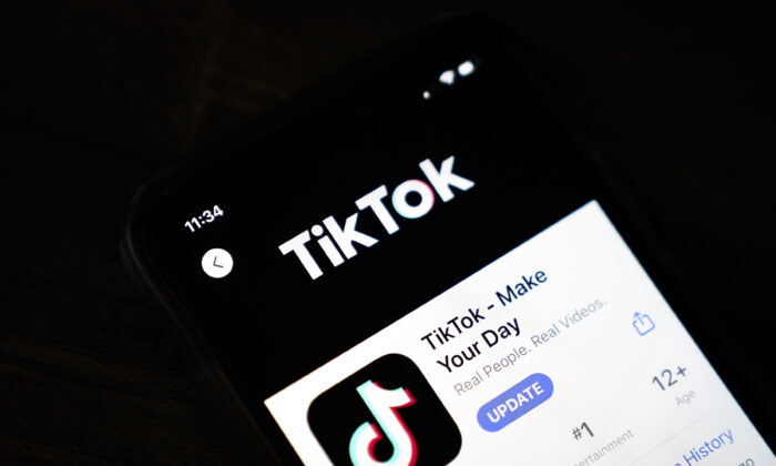 Trang tải xuống cho ứng dụng TikTok được hiển thị trên điện thoại iPhone của hãng Apple ở Thủ đô Hoa Thịnh Đốn, vào ngày 07/08/2020. (Ảnh: Drew Angerer/Getty Images)
