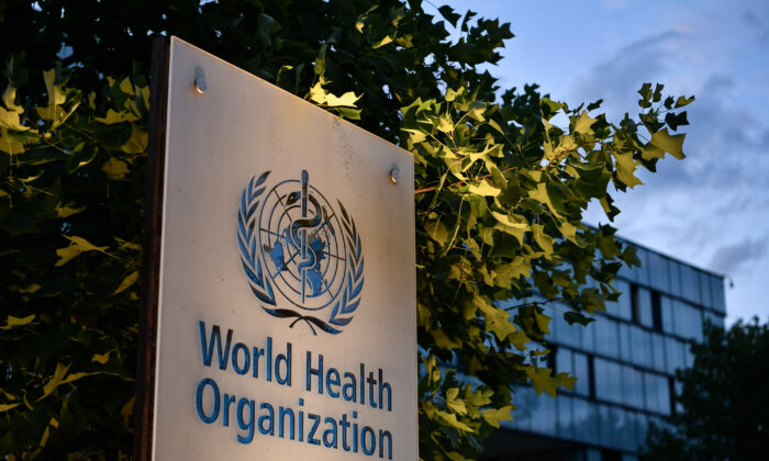Một tấm biển bên ngoài trụ sở của Tổ chức Y tế Thế giới ở Geneva vào ngày 17/08/2020. (Ảnh: Fabrice Coffrini/AFP qua Getty Images)