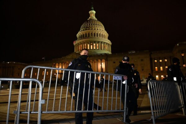 Các sĩ quan cảnh sát đã thiết lập các hàng rào bên ngoài Tòa nhà Capitol Hoa Kỳ tại Hoa Thịnh Đốn vào ngày 06/01/2021. (Ảnh: Andrew Caballero-Reynold/AFP qua Getty Images)