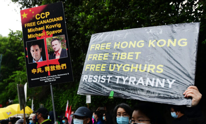 Người dân tham dự một buổi thắp nến tưởng niệm 32 năm cuộc biểu tình ủng hộ dân chủ tại Quảng trường Thiên An Môn năm 1989 và cuộc đàn áp bên ngoài Lãnh sự quán Trung Quốc tại Vancouver vào ngày 04/06/2021. (Ảnh: Don MacKinnon/AFP)