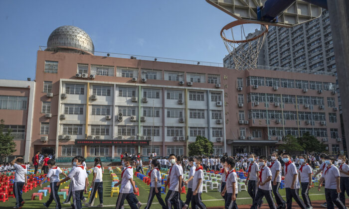 Học sinh đến dự một buổi lễ khai giảng năm học mới tại một trường tiểu học ở Bắc Kinh, Trung Quốc, vào ngày 01/09/2021. (Ảnh: Kevin Frayer/Getty Images)
