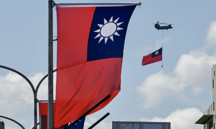 Một chiếc trực thăng CH-47 Chinook mang quốc kỳ Đài Loan nhân lễ kỷ niệm quốc khánh ở Đài Bắc vào ngày 10/10/2021. (Ảnh: Sam Yeh/AFP qua Getty Images)