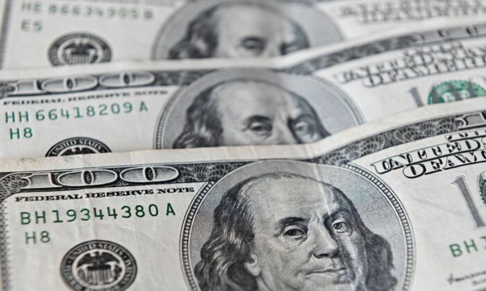 Một bức ảnh tư liệu các đồng dollar USD. (Ảnh: Luis Robayo/AFP qua Getty Images)