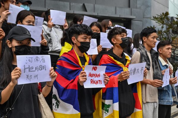 Thanh niên Tây Tạng tổ chức một cuộc biểu tình im lặng như một phần của cuộc cách mạng Giấy Trắng đang diễn ra chống lại chính sách Zero-COVID và sự kiểm duyệt gắt gao của chế độ cộng sản Trung Quốc, ở Bengaluru, Ấn Độ, hôm 01/12/2022. (Ảnh: Manjunath Kiran/AFP qua Getty Images)