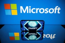 Màn hình hiển thị logo của Microsoft và ChatGPT, một nhu liệu ứng dụng trí tuệ nhân tạo đàm thoại do OpenAI phát triển. (Ảnh: Lionel Bonavoji/AFP qua Getty Images)