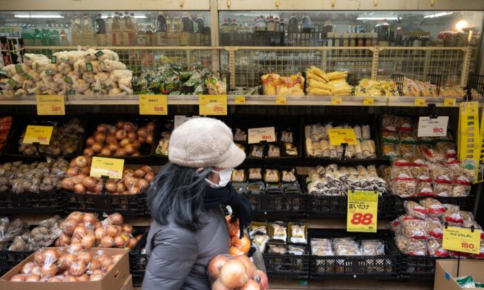 Một khách hàng mua đồ tại một siêu thị ở Tokyo hôm 27/01/2023. (Ảnh: Yuichi Yamazaki/ AFP qua Getty Images)