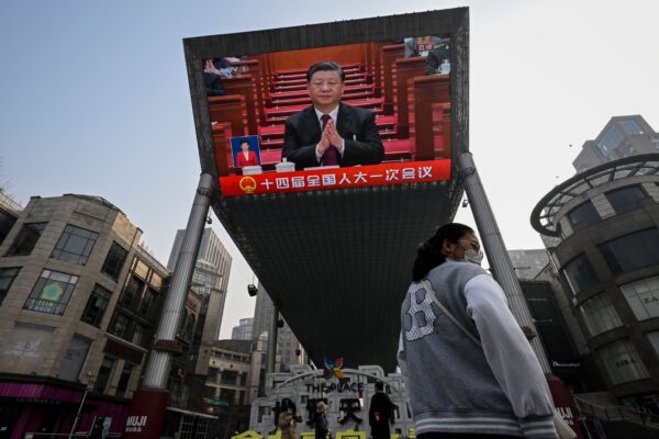 Một màn hình ngoài trời tường thuật tin tức trực tiếp về lãnh đạo Trung Quốc Tập Cận Bình trong phiên khai mạc Đại hội Đại biểu Nhân dân Toàn quốc, tại một con đường ở Bắc Kinh hôm 05/03/2023. (Ảnh: Jade Gao/AFP qua Getty Images)