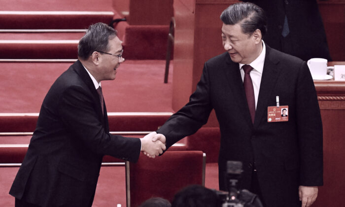 Lãnh đạo Trung Quốc Tập Cận Bình (Phải) được Ủy viên Thường vụ Bộ Chính trị Lý Cường chúc mừng sau khi được xác nhận là người đứng đầu Đảng Cộng sản nhiệm kỳ thứ ba trong phiên họp toàn thể lần thứ ba của Đại hội Đại biểu Nhân dân Toàn quốc tại Bắc Kinh, Trung Quốc hôm 10/03/2023. (Ảnh: Noel Celis/AFP qua Getty Images)