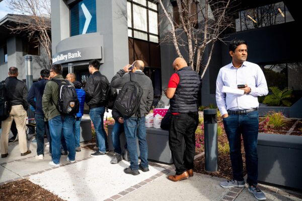 Các khách hàng của Silicon Valley Bank xếp hàng chờ tại trụ sở SVB ở Santa Clara, tiểu bang California, hôm 13/03/2023. (Ảnh: Noah Berger/AFP qua Getty Images)
